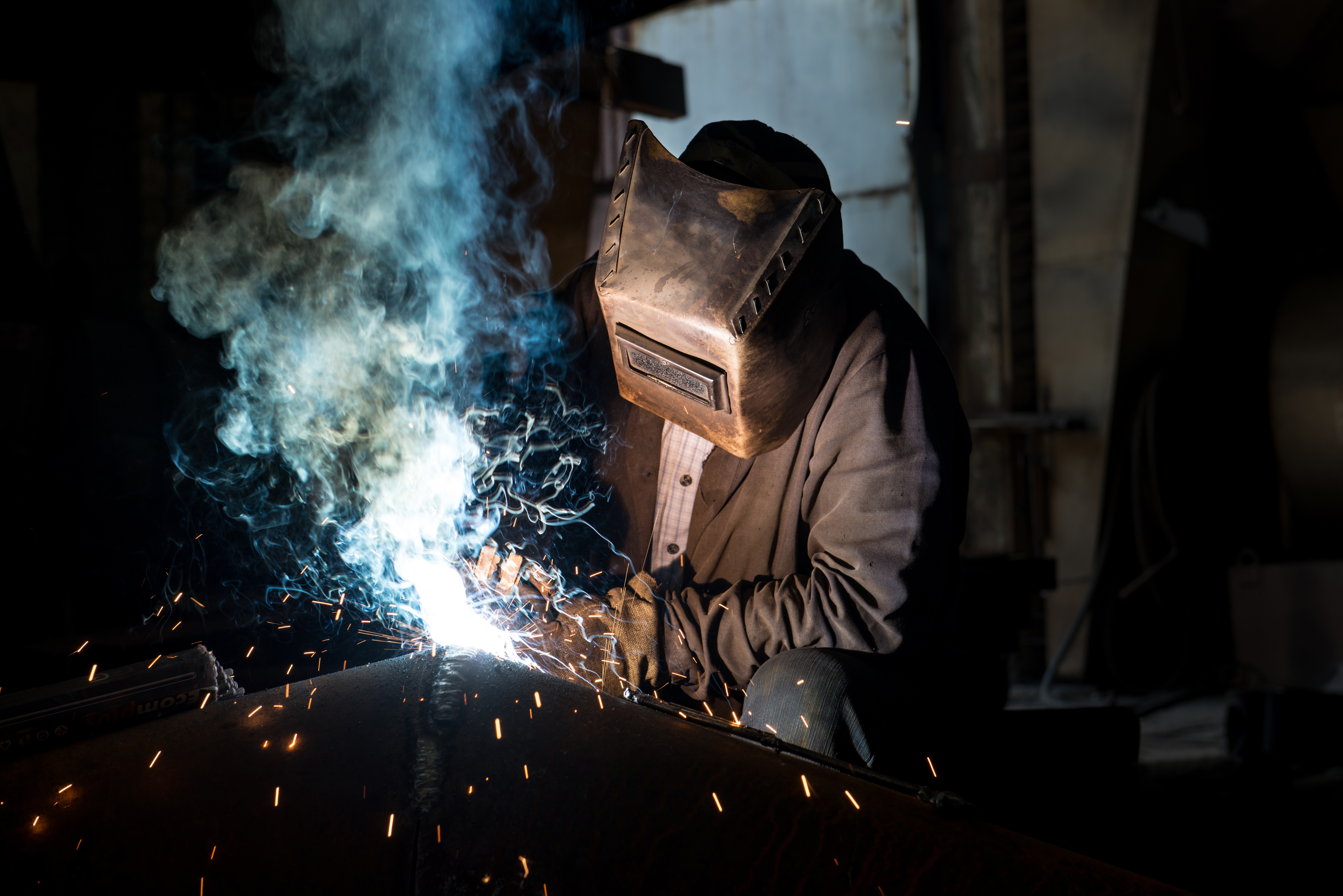 Activated carbon filtration for workplace air quality – ISO 10121 Worker in industrial environment protected by activated carbon molecular filtration – ISO 10121 gas-phase air cleaning for workplace air quality